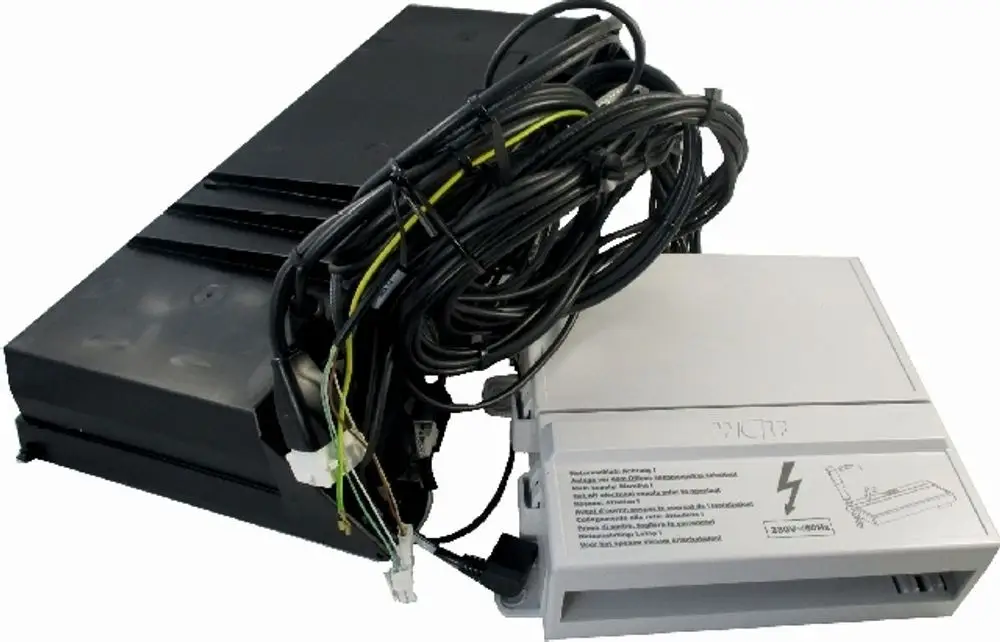 Wolf Gesamtmontage Regelung mit mehreren Kabeln, einer grauen Steuerbox und einer darunterliegenden schwarzen Halterung. Kompaktes Design für technische Anwendungen.